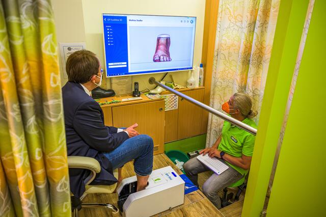 Stefan Sodek vermisst die Füße von Bürgermeister Matthias Stadler mit modernster 3D-Technik. 
 | Foto: Arman Kalteis