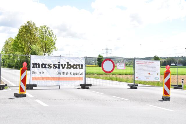 Die B63a im Bereich des Gewerbegebietes Unterwart ist für Hochwasserschutzmaßnahmen noch einige Wochen gesperrt. | Foto: Michael Strini