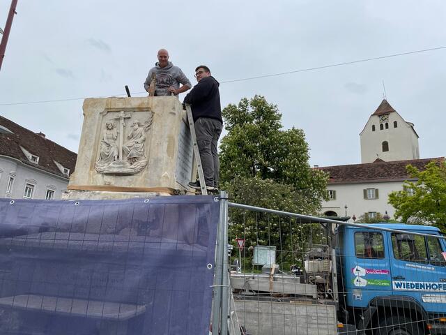 Derzeit wird gerade am Sockel der Mariensäule am Hauptplatz Weiz gearbeitet. | Foto: Riedl (2x)