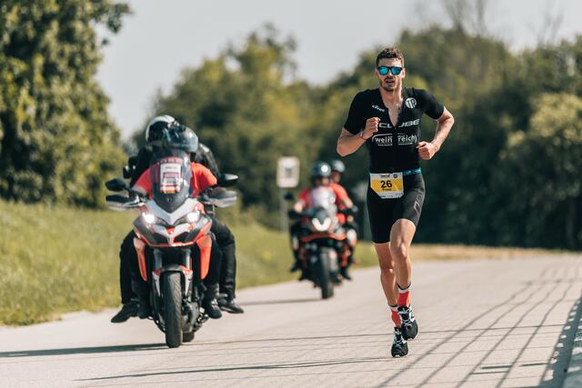 Insgesamt 42,2km müssen von den Triathleten beim Laufen zurückgelegt werden.  | Foto: Marcel Hilger