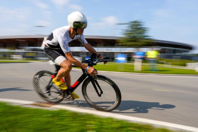 Die Runden mit dem Rad drehen die Athleten unter anderen um die NV-Arena.  | Foto: Josef Bollwein