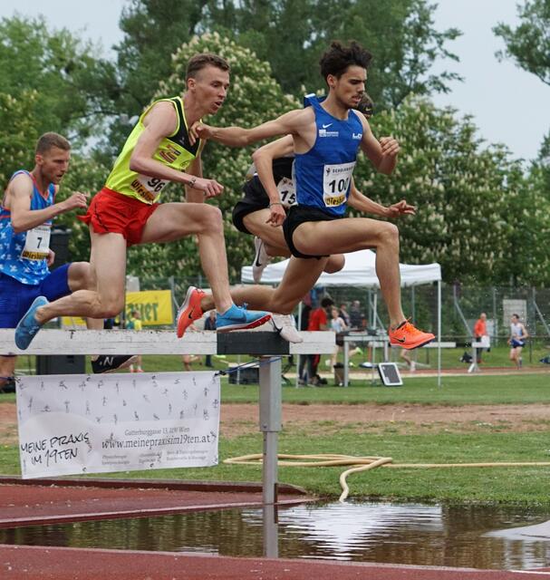 Tobias Rattinger (vorne in blau) setzte sich rund 300 Meter vor dem Ziel mit einem Antritt entscheidend von Stüger ab und holte sich letztendlich ungefährdet den Staatsmeistertitel.  | Foto: LAC Amateure Steyr