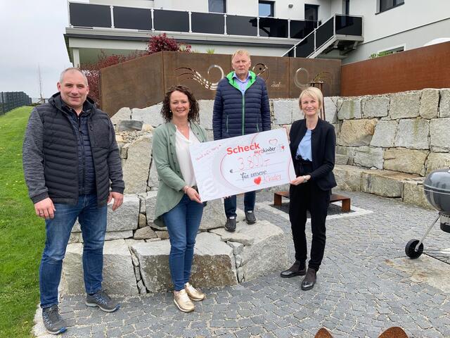 Alois Selker vom Verein "Wie´s Innviertel schmeckt" (li.), Angela Kaltenbrunner (re.) und Franz Schlager (hinten) konnten 3.800 Euro an Herzkinder Österreich – vertreten durch Michaela Altendorfer – übergeben.