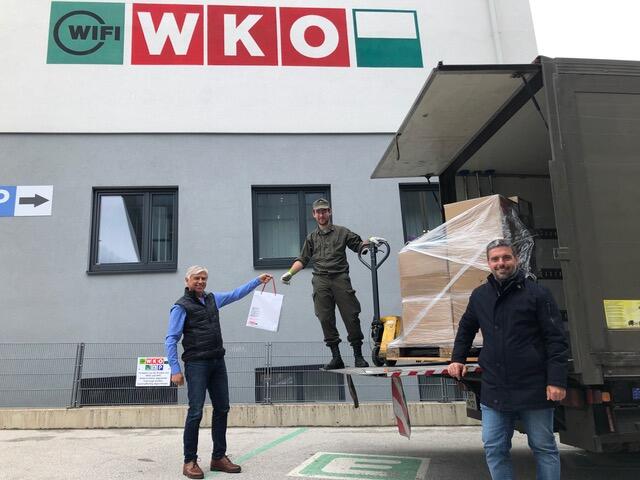 Egon Hierzegger (links) und Christian Hollinger nehmen die Lieferungen der Bundesheer-Soldaten entgegen. | Foto: WKO Ennstal/Salzkammergut