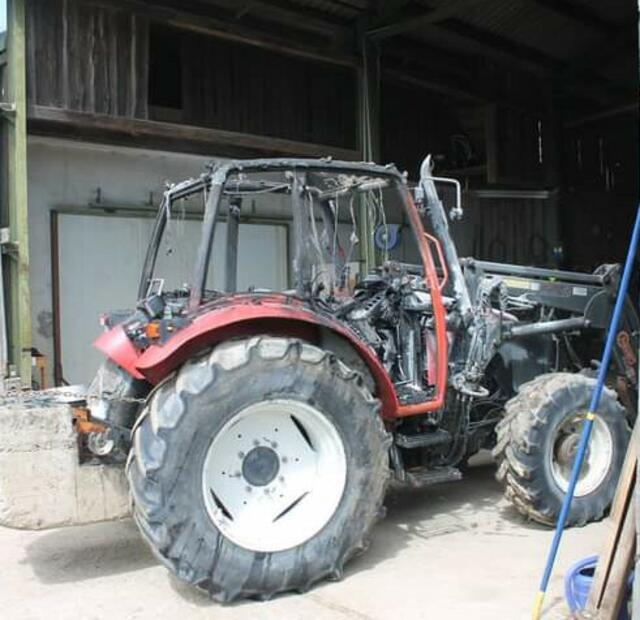 Ein in einer Scheune abgestellter Traktor stand in Flammen. | Foto: FF Kirchberg am Walde