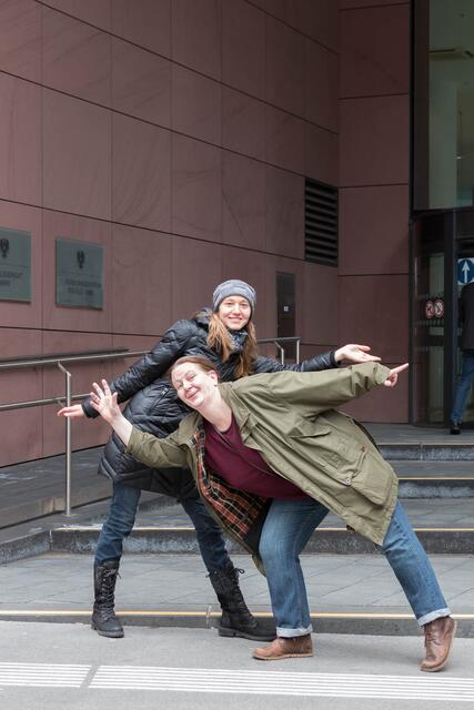 Kunst zu Recht Wien - Organisatorin Veronika Junger (vorne) und Autorin Katerina Teresidi vor dem Justizzentrum Wien Mitte, Marxergasse 1A, 1030 Wien | Foto: Foto: Helmut Sagmeister