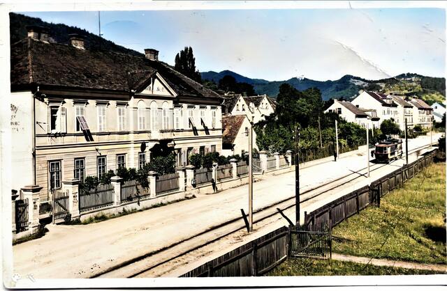 Ein schönes Biedermeierhaus, der Joscht-Hof, stand um 1910 in der Wiener Straße; rechts im Bild: die Straßenbahn. | Foto: KK/Kubinzky