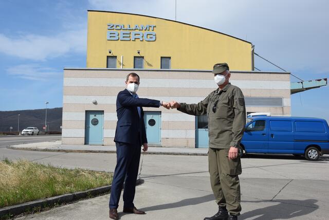 Bürgermeister Andreas Hammer und Oberst Johann Hamedl vom Militärkommando Burgenland (Leiter der Intendanzabteilung) | Foto: Gemeinde Berg