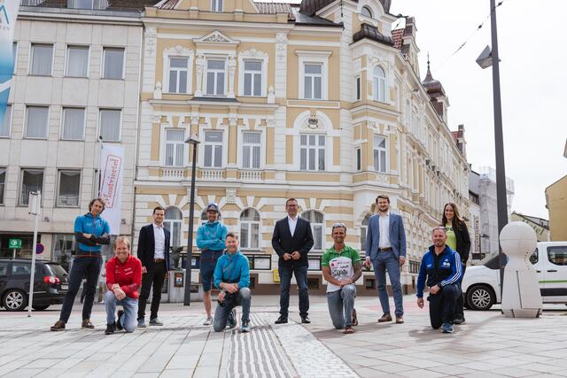 Roland Pils (Verein mo(re)sport), Georg Trimmel (Stadtmarketing Amstetten), Gerald Demolsky (Verein mo(re)sport), Bürgermeister Christian Haberhauer, Thomas Fasching (Sparkasse Amstetten), Daniela Oberlehner (HEIL &amp; SPORT Praxis)
Reihe 2 v.l.n.r.: Walter Kloimwieder (LC Neufurth), Jürgen Kaindl (Verein mo(re)sport), Bernhard Keller (RATS Amstetten), Reinhard Gruber (HEIL &amp; SPORT Praxis) | Foto: InShot/Georg Baumann