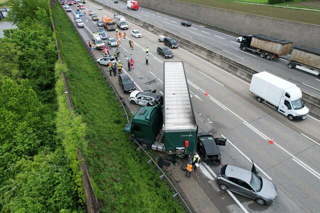 Der Unfall ereignete sich auf der A1 kurz vor der Ausfahrt zur A7. | Foto: fotokerschi.at