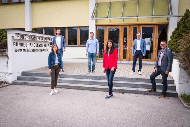v.l.: NRin Claudia Plakolm, Bgm Florian Klotz, BO-Stvt. Johannes Schretter, LAbg Sophia Kircher, Direktor Werner Hohenrainer und VBgm Klaus Schimana beim Besuch der HTL Reutte. | Foto: Simon Fischler