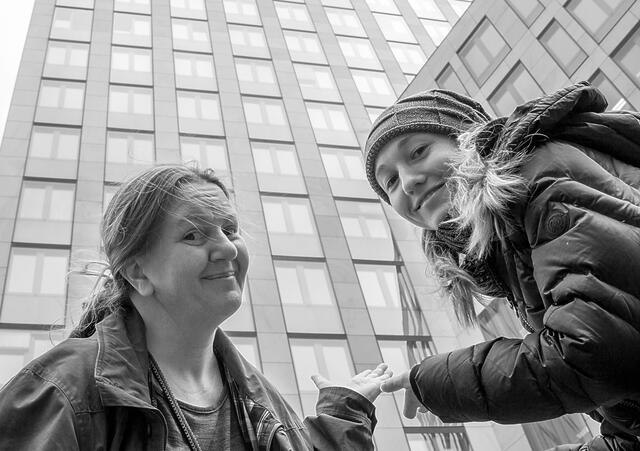 Kunst zu Recht Wien Organisatorin Veronika Junger (links) und Autorin Katerina Teresidi beim Justizzentrum Marxergasse 1A, 1030 Wien | Foto: Foto: Helmut Sagmeister