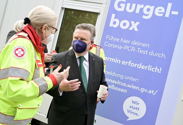 Bürgermeister Michael Ludwig bei der Eröffnung der ersten Gurgelboxen.