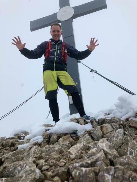 Ob er mit den Fingern die Gipfelankünfte gezählt hat? Andreas Ropin bei seiner zehnten Ankunft.