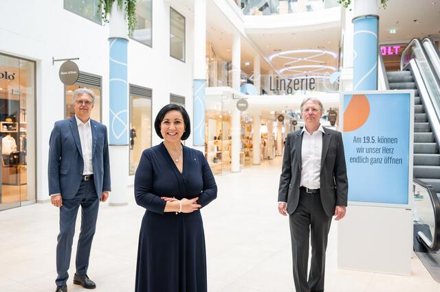 Von links: Udo Dettelbacher(Leiter Immobilien &amp; Betriebsmanagement Sparkasse OÖ), Stefanie Christina Huber (Vorstandsvorsitzende Sparkasse OÖ) und Architekt Franz Plötzl. | Foto: Sparkasse OÖ