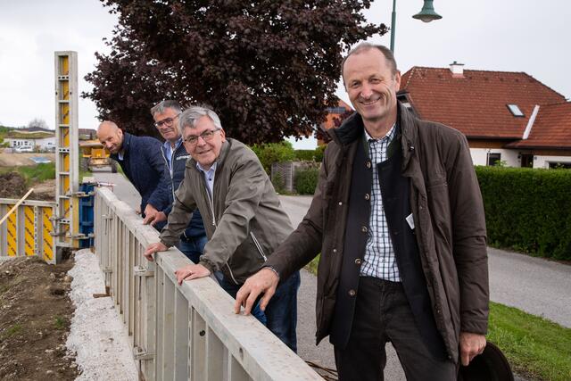 Dominik Rosner (Leiter Abt. Wasser), Günther Huber (Wasserbau), LR Josef Schwaiger, Bgm. Franz Gangl.
 | Foto: Land Salzburg/Neumayr