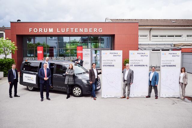 Alfred Loidl, Vorstand Österreichische Postbus AG; Günther Steinkellner, Landesrat für Infrastruktur; Tibor Jermendy, Projektleiter Mikro-ÖV bei Postbus; Michaela Huber, Vorständin ÖBB Personenverkehr AG, Werner Rammerstorfer, Geschäftsführer Taxi Rammerstorfer; Hubert Zamut, Regionalmanager Regionales Mobilitätsmanagement OÖ; Johann Würzburger, Bürgermeister Steyregg; Erich Wahl, Bürgermeister St. Georgen/Gusen; Hilde Prandner, Bürgermeisterin Luftenberg (von links nach rechts). | Foto: ÖBB/Marek Knopp