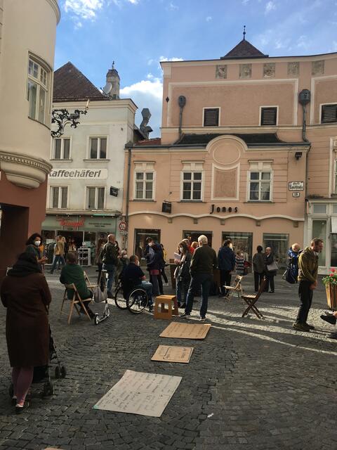 Mit Plakaten, Sesselkreis und einem Informationstisch mit Flyern, Zeitungsartikeln, Auszügen aus Literatur und den UnterstützerInnen-Statements wurde in informellen Gesprächen auf den laufenden Protest und Forderungen an den Magistrat der Stadt Krems aufmerksam gemacht. | Foto: FFF Krems