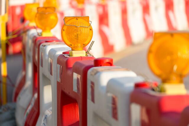 An den Tagen der Asphaltierung ist eine Totalsperre in der Dauer von circa vier Tagen geplant, bei der PKW über Gemeindestraßen und LKW großräumig über die B82 Seeberg Straße umgeleitet werden. | Foto: Adobe Stock / rosifan19