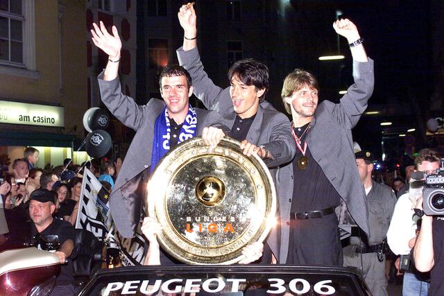 Am Höhepunkt: Mario Haas, Ivica Vastic und Hannes Reinmayr fahren mit dem Meisterteller durch die überfüllte Grazer Innenstadt. | Foto: GEPA