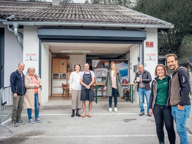 Die Wirtsleute der vier städtischen Almen an der Nordkette freuen sich über das Angebot der Teststation am Parkplatz der Nordkettenbahnen, auf den Almen werden keine Selbsttests angeboten. von links nach rechts: Bodenstein Alm: Bernhard & Ruth, Umbrüggler Alm: Sonja & Thomas, Dr. Anna Bischof für das Testteam, Höttinger Alm: Bernhard, Arzler Alm: Christina & Alexander