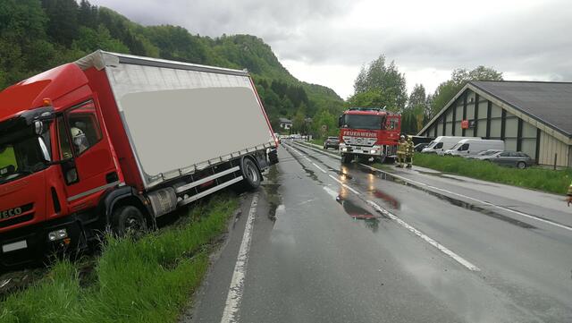 Der LKW wurde mit der Einbauseilwinde gesichert und anschließend wieder auf die Straße gezogen. | Foto: FF Hallein