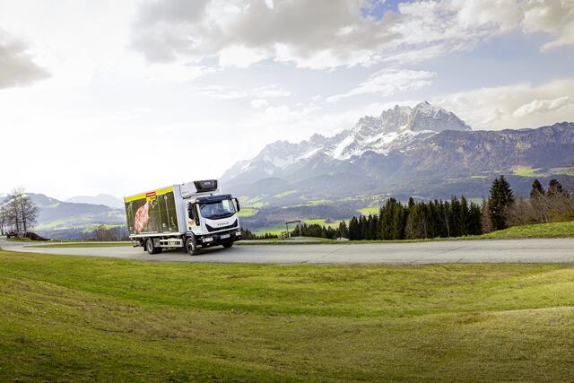 Die bevorstehende Öffnung der Gastronomie und Hotellerie am 19. Mai bedeutet auch ein Aufrüsten bei Gastrogroßhändlern. Die Lkws vom Gastronomiegroßhändler Eurogast Grissemann sind bereit. | Foto: Eurogast