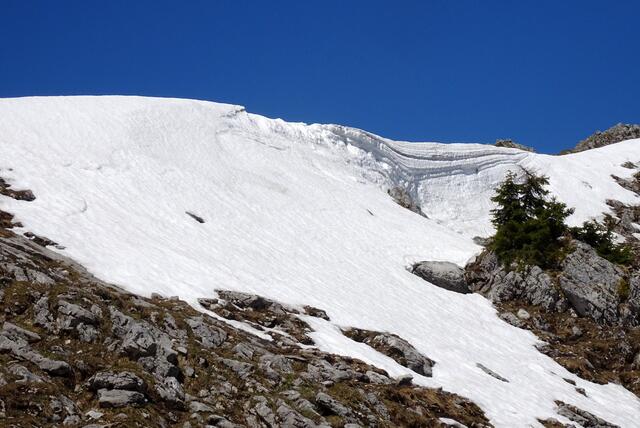 Eine riesige Schneewechte auf dem Fallenstein