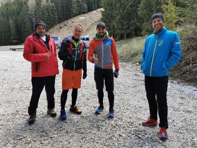 Das Team rund um Andreas Ropin (2.v.l.): sein Vater in der Basistation am Parkplatz Präbichlerhof – der "Turm", sein Bruder auf der Reichensteinhütte als „Läufer“ und Andreas Peichl als „Springer“.