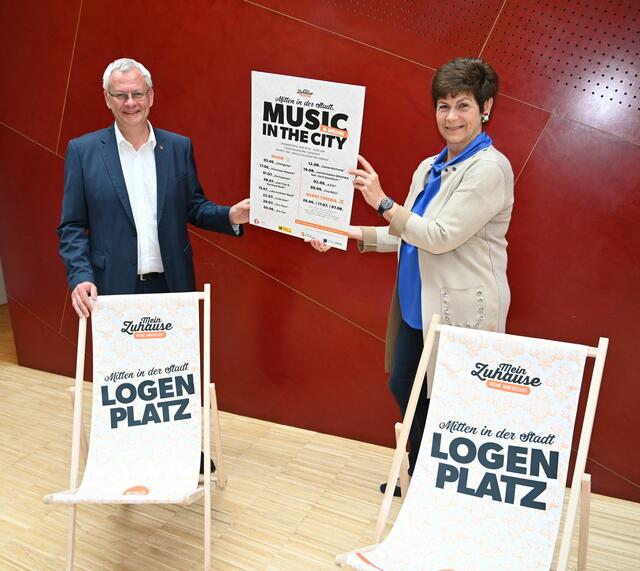 Bürgermeister Thomas Steiner und Waltraud Bachmaier, Obfrau des Ausschusses für Kultur und Tourismus, präsentieren das Programm. | Foto: Eisenstadt