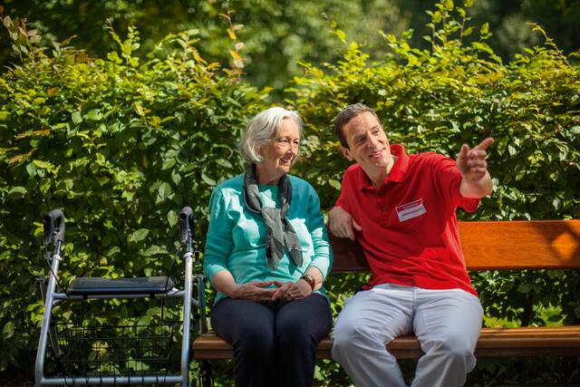 Am „Internationalen Tag der Pflege“ werden die MitarbeiterInnen aus Pflegeberufen in den Fokus gerückt, die in der Corona-Pandemie professionell und herzlich für das Wohlergehen der Bewohnerinnen und Bewohner sorgen. | Foto: Kursana