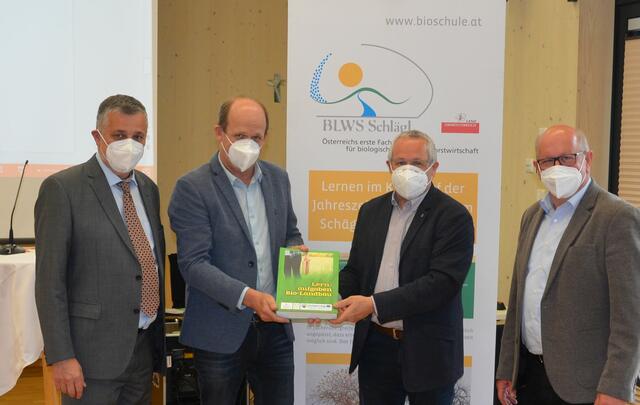 In der Bioschule Schlägl fand die Buchübergabe an die bayrischen Partner statt (von links): Bildungsdirektor Alfred Klampfer, Schulleiter Johann Gaisberger, Helmut Ramesberger (Kringell Bayern) und Landesschulinspektor Johann Plakolm. | Foto: Bioschule Schlägl