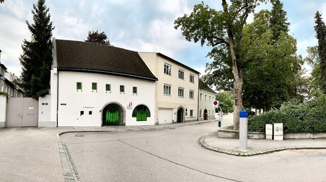 Elisabeth Wagner erzählt „Die Bremer Stadtmusikanten“ im Kornspeicher Wels und lädt dabei zum Mitmachen ein.  | Foto: Kornspeicher