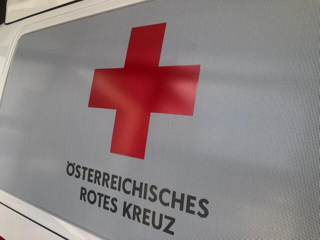 Die Rettung brachte die verletzte Lenkerin ins LKH Graz. | Foto: Hofmüller