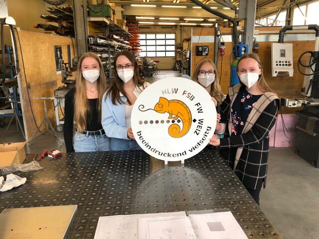 Die vier Schülerinnen begleiteten die Logostatue von der Planung bir zur Aufstellung in der Schule. | Foto: HLW Weiz (3x)