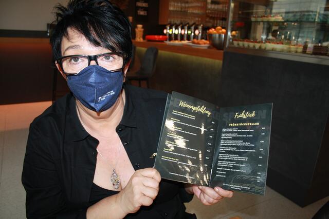 Svetlana Thaler präsentiert die (Frühstücks)Karte | Foto: RMK