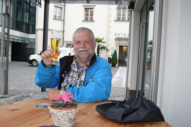 Tauern Poet Thomas Lindner freute sich über ein Bier beim Stadtcafe. | Foto: RMK