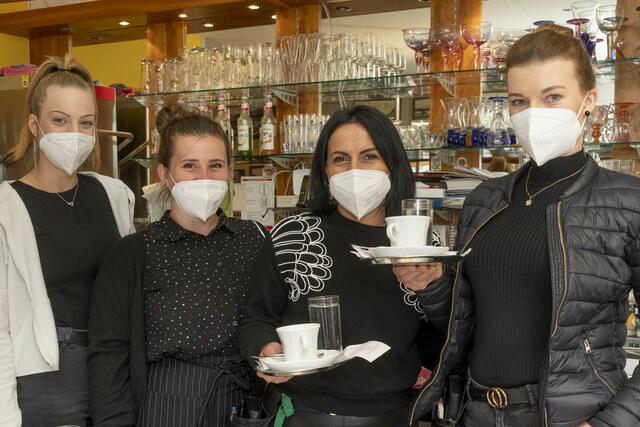 Ein Wiedersehen mit den hübschen Servicedamen im Café Martini. | Foto: Klaus Pressberger