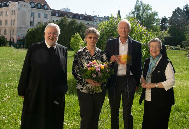 Pater Siegfried Stattmann, Maria Wright und Ernst Leitner (Verein Benedikt bewegt) und Laudatorin Beatrix Mayrhofer (von links) | Foto: Privat