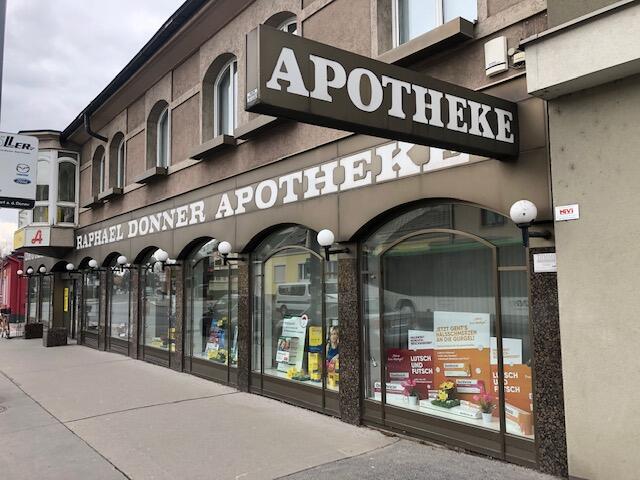 Durch die Bereitschaftsdienste ist man in der Donaustadt auch am Wochenende und in der Nacht nie weit entfernt von einer offenen Apotheke. So wie die Raphael-Donner-Apotheke (Esslinger Hauptstraße 84-86). | Foto: Peschen