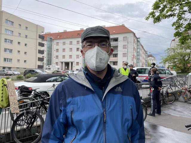Gerhard fährt seit mehr als vier Jahrzehnten mit dem Rad quer durch die Stadt. Vor kurzem hatte er in der Krottenbachstraße einen schweren Unfall, seitdem setzt er sich dort für einen Radweg ein. | Foto: Schmidt