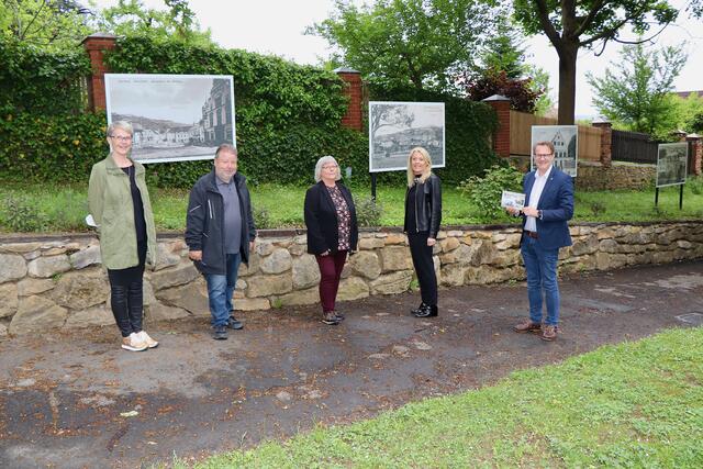 Freiluft-Galerie im Stadtpark: Christa Kampl, Gerald Ganotz, Sieglinde Tunner, Rita Schreiner und Bgm. Marcus Martschitsch (v.r.). | Foto: Alfred Mayer
