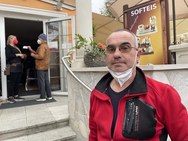 Gemeinderat Werner Müller gönnte sich am 19. Mai ein Bier im Stadtcafé.