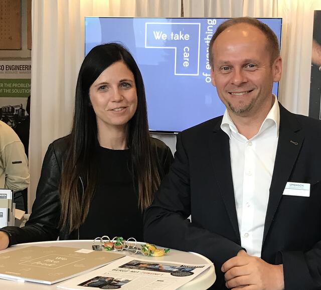Jacqueline Petritsch, Lehrlingsbeauftragte der Firma "umdasch" aus Leibnitz mit Marketingmanager Christian Hammer.