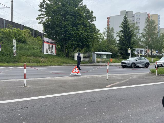 Ein bewaffneter Polizist stand am Mittwoch beim Larnhauser Weg auf der Fahrbahn und hielt den Verkehr an | Foto: BRS