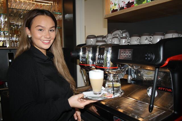 Janine Thaler zaubert den Gästen einen Kaffee. | Foto: RMK