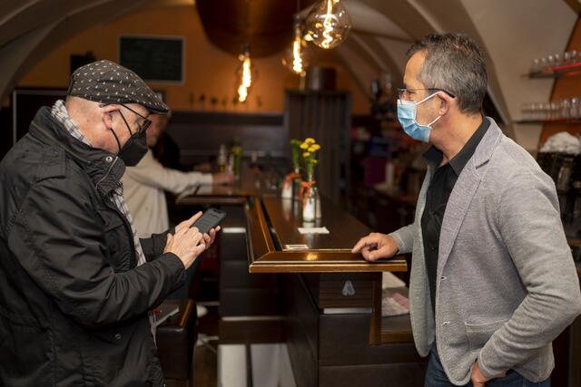 WOCHE-Redakteur Wolfgang Gaube erprobt die Online-Gästeregistrierung im Leobener Stadtcafé, Peter Mayer gibt hilfreiche Tipps. | Foto: Klaus Pressberger