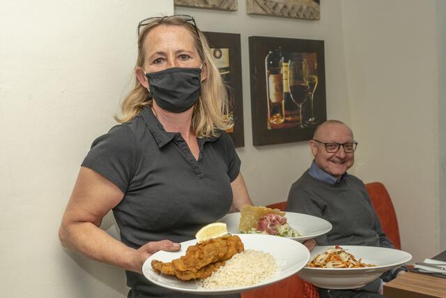 Sonja Bukaric serviert in der Stadt Meierei ein köstliches Wiener Schnitzel vom Kalb mit Butterreis. | Foto: Klaus Pressberger