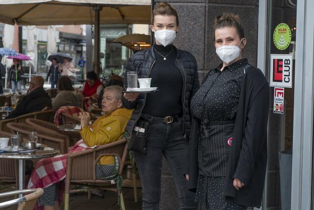 Beim Team im Café Martini am Leobener Hauptplatz herrschte trotz Regenwetters gute Laune. | Foto: Klaus Pressberger