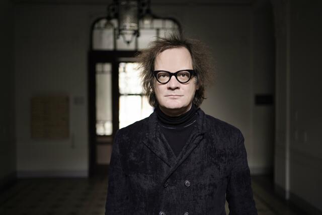 Norbert Trawöger erklärt die Galerie „Die Forum“ mit seiner Ausstellung zum Spielraum.